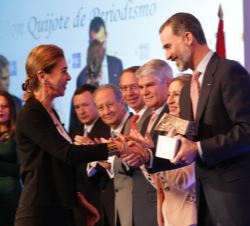 Don Felipe entrega el Premio Iberoamericano de Periodismo, a Carmen Posadas